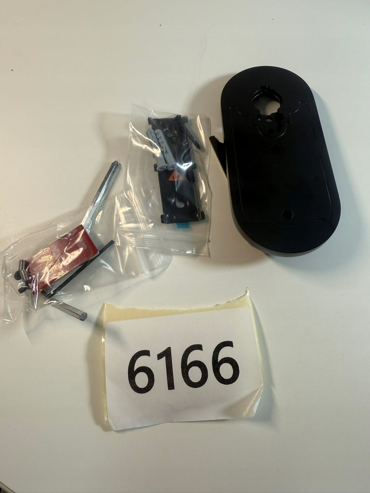 Mounting bracket for wall/ceiling camera universal (6166-81)