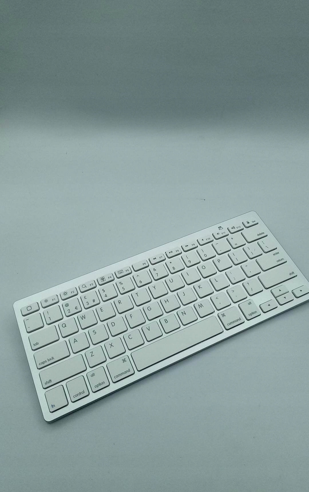 Omoton KB066 Ultra-thin Bluetooth Keyboard White QWERTZ Manufacturer code OA04500